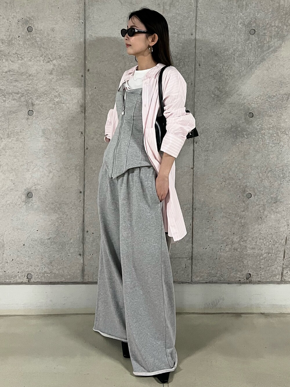 ホワイト系のTシャツ/カットソー、グレー系のTシャツ/カットソー、グレー系のスウェットパンツを着用したレディースの春コーディネートの3枚目の写真