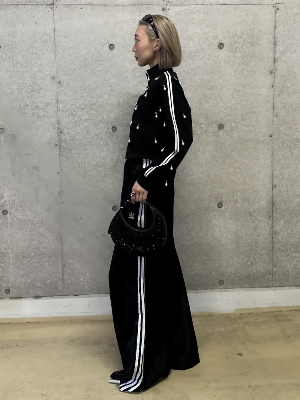 ブラック系のジャージを着用したレディースの冬コーディネートの2枚目の写真