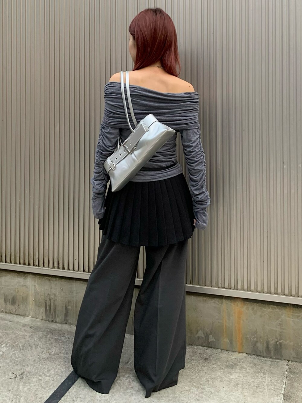 グレー系のTシャツ/カットソー、ブラック系のスカート、グレー系のその他パンツを着用したレディースの秋コーディネートの3枚目の写真