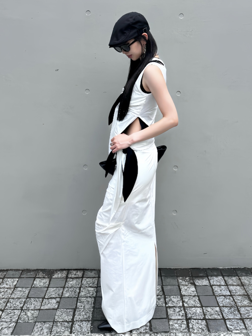 ブラック系のTシャツ/カットソー、ホワイト系のスカート、ホワイト系のTシャツ/カットソーを着用したレディースの夏コーディネートの2枚目の写真