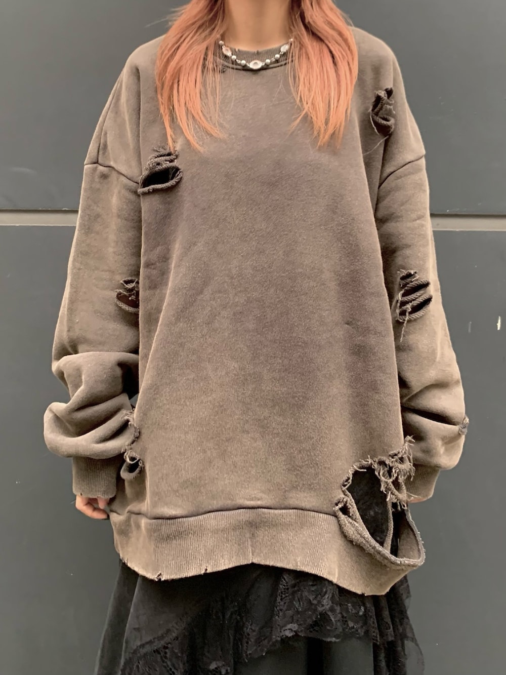 ブラウン系のスウェット、ブラック系のワンピース、ブラック系のスカートを着用したレディースの秋コーディネートの4枚目の写真