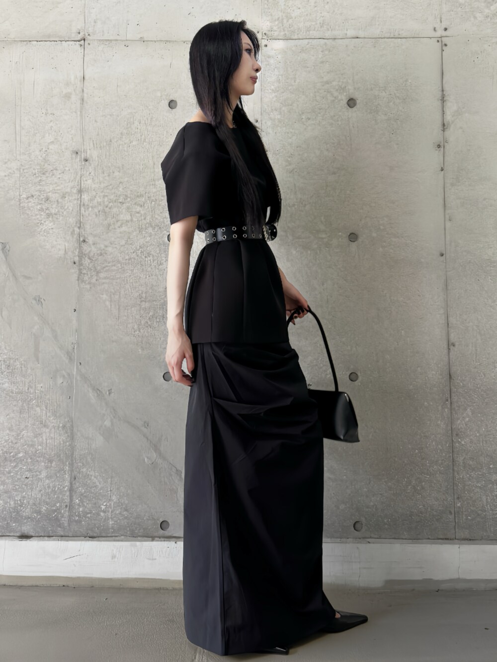 ブラック系のスカート、ブラック系のワンピースを着用したレディースの夏コーディネートの2枚目の写真