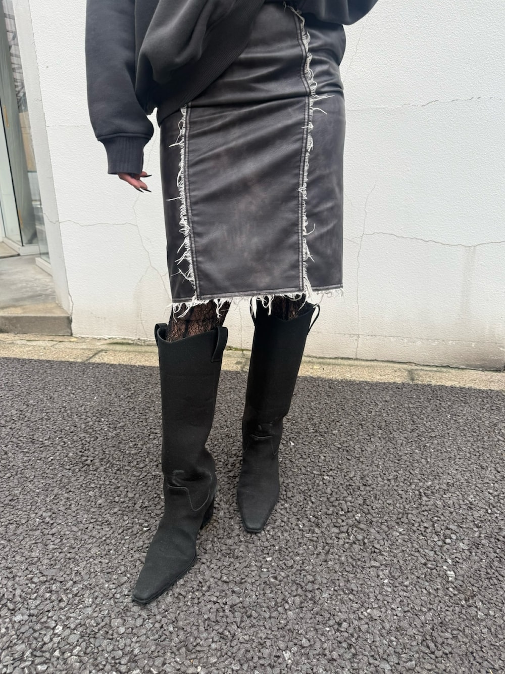 ブラック系のブーツ、グリーン系のスカートを着用したレディースの冬コーディネートの4枚目の写真