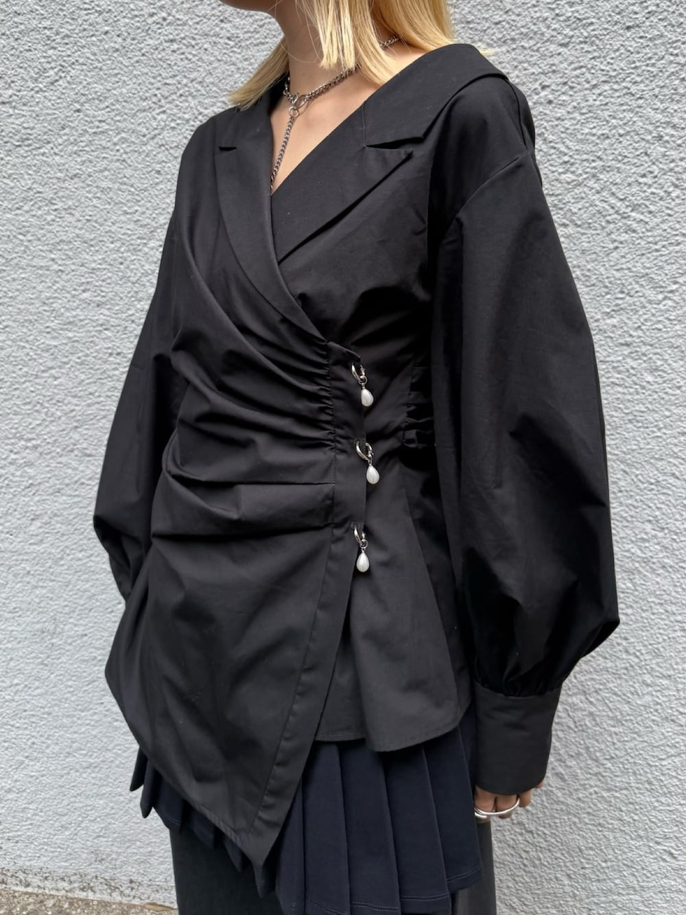 ブラック系のシャツ/ブラウス、ブラック系のスカートを着用したレディースの秋コーディネートの4枚目の写真