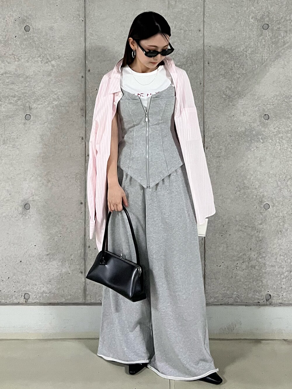 ホワイト系のTシャツ/カットソー、グレー系のTシャツ/カットソー、グレー系のスウェットパンツを着用したレディースの春コーディネートの4枚目の写真