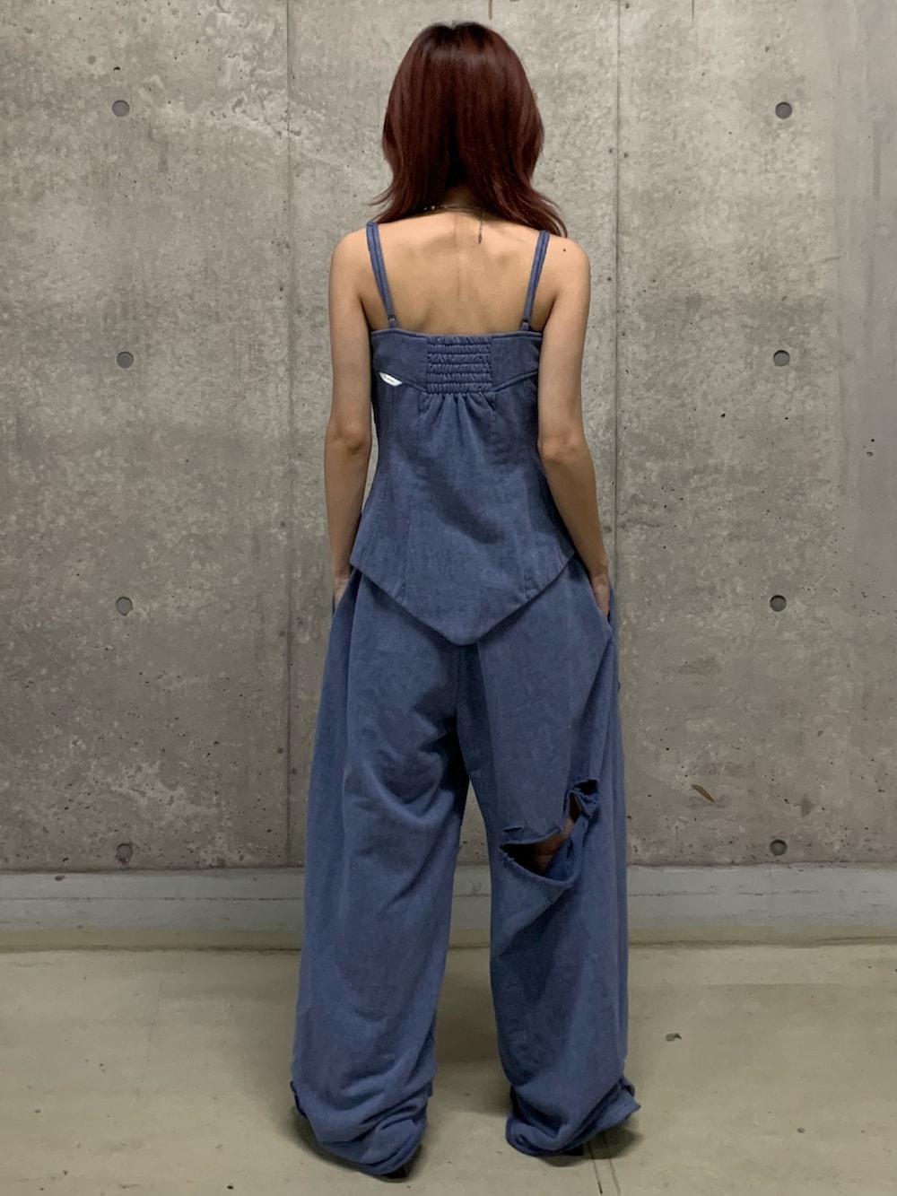 ブルー系のTシャツ/カットソー、ブラック系のパンプスを着用したレディースの秋コーディネートの3枚目の写真