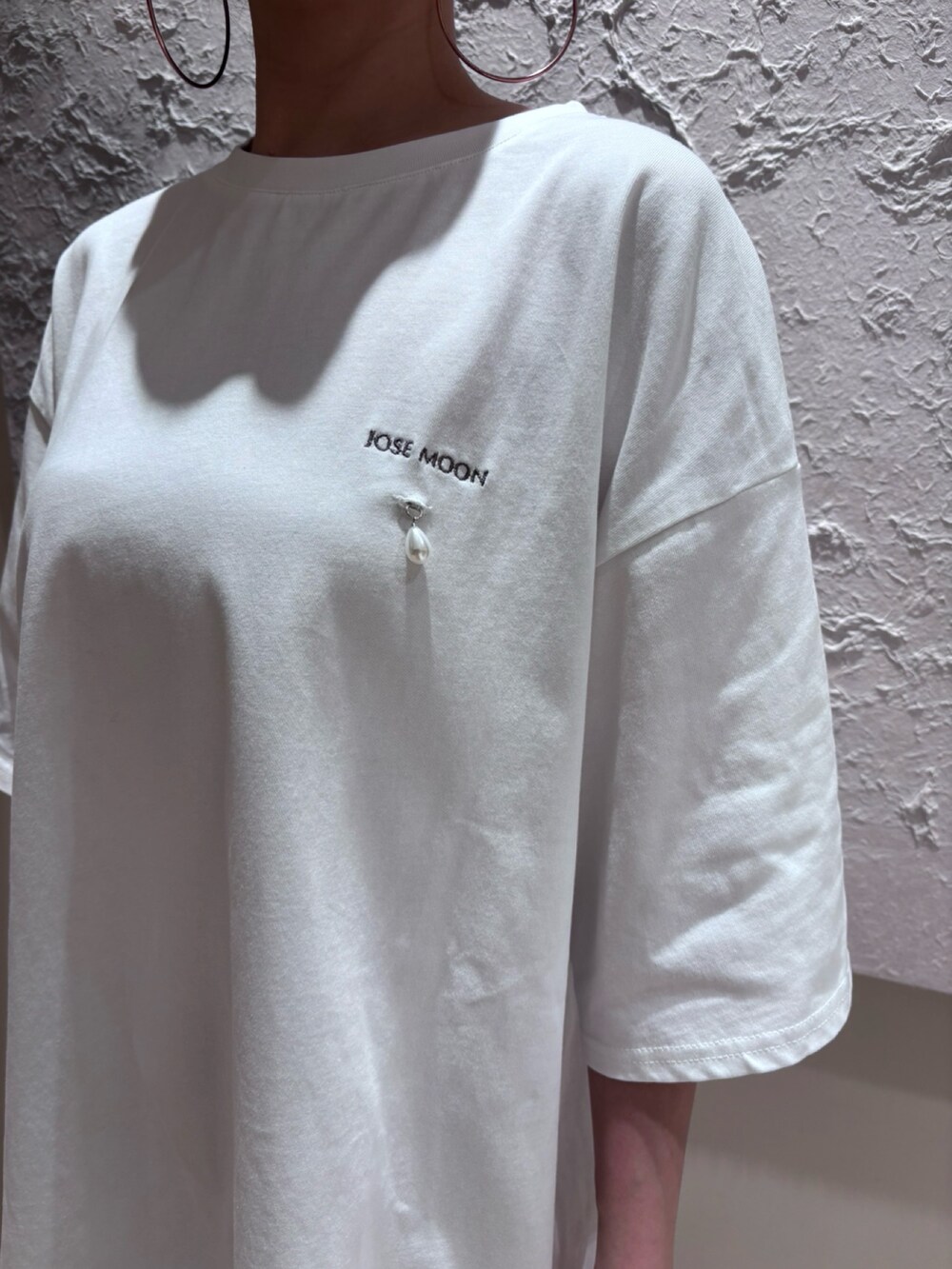 ブラック系のハンドバッグ、ホワイト系のTシャツ/カットソーを着用したレディースの春コーディネートの4枚目の写真