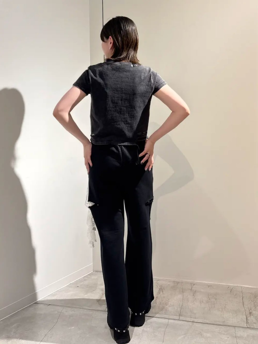 ブラック系のサンダル、ブラック系のTシャツ/カットソー、ホワイト系のタンクトップを着用したレディースの夏コーディネートの3枚目の写真