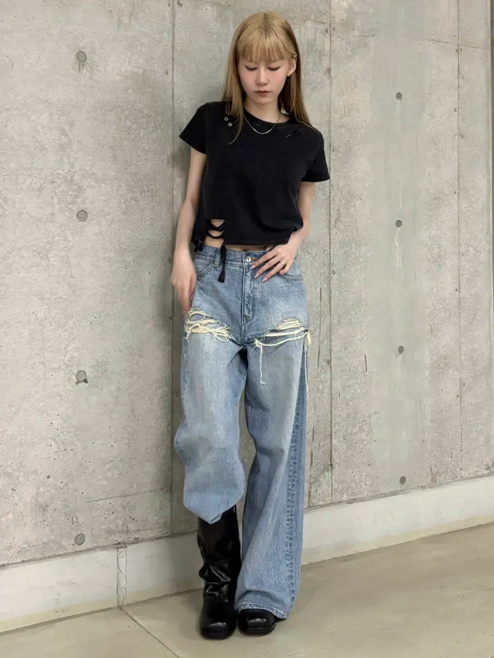 ブラック系のTシャツ/カットソー、ブルー系のデニムパンツ、ブラック系のブーツを着用したレディースの夏コーディネートの2枚目の写真