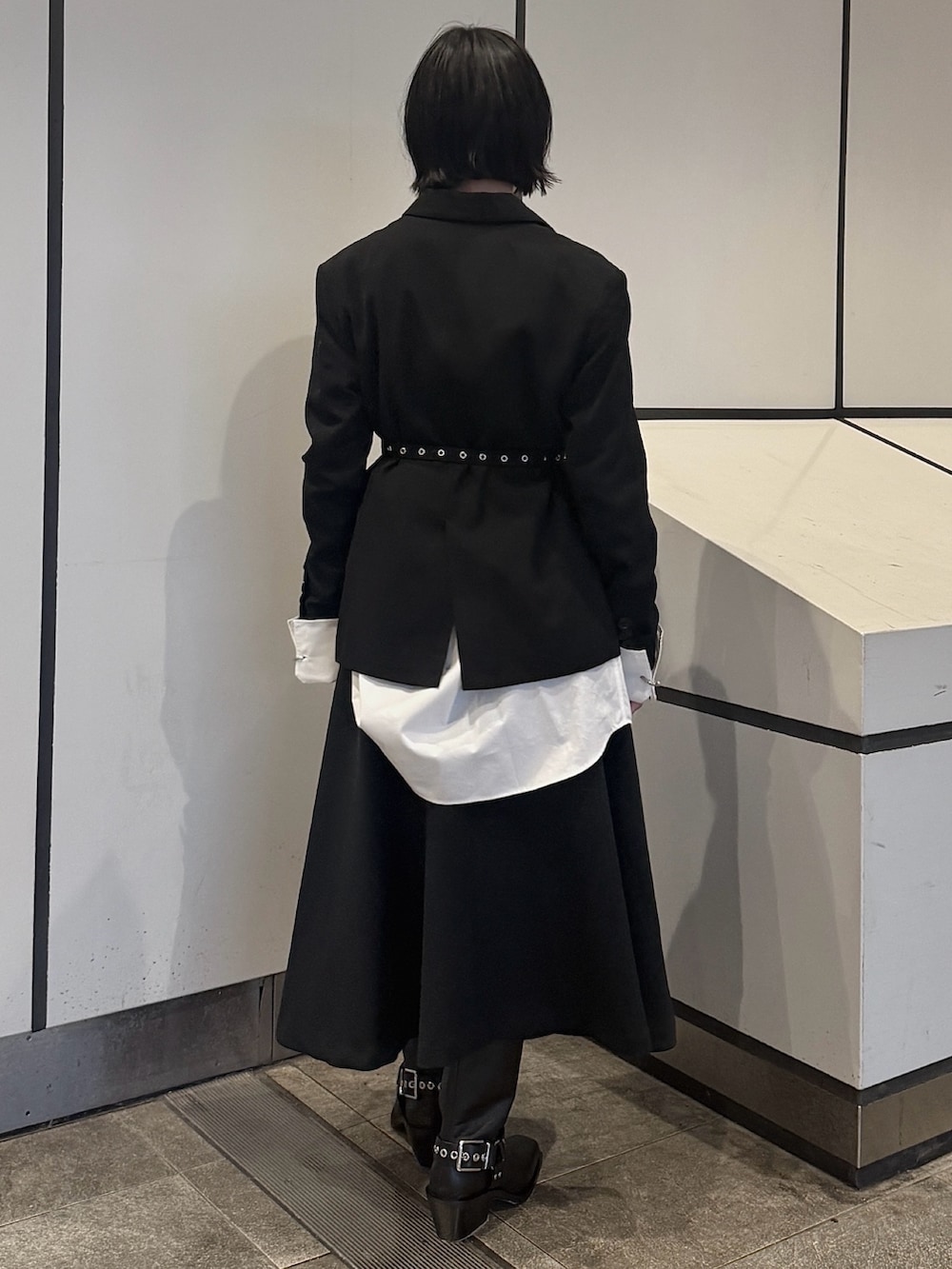 ブラック系のスカート、ブラック系のテーラードジャケット、ホワイト系のシャツ/ブラウスを着用したレディースの秋コーディネートの4枚目の写真