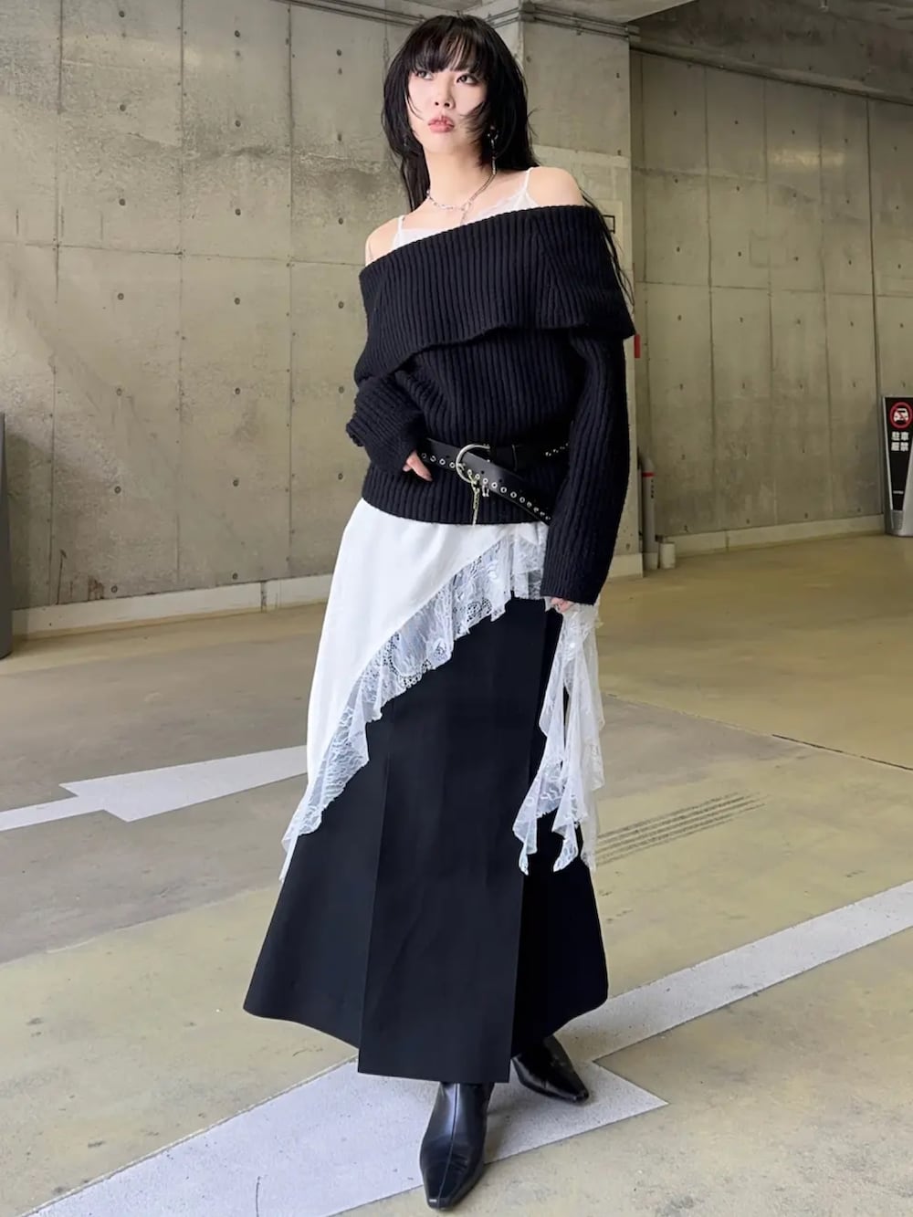 ブラック系のニット/セーター、ホワイト系のワンピース、ブラック系のスカートを着用したレディースの冬コーディネートの2枚目の写真