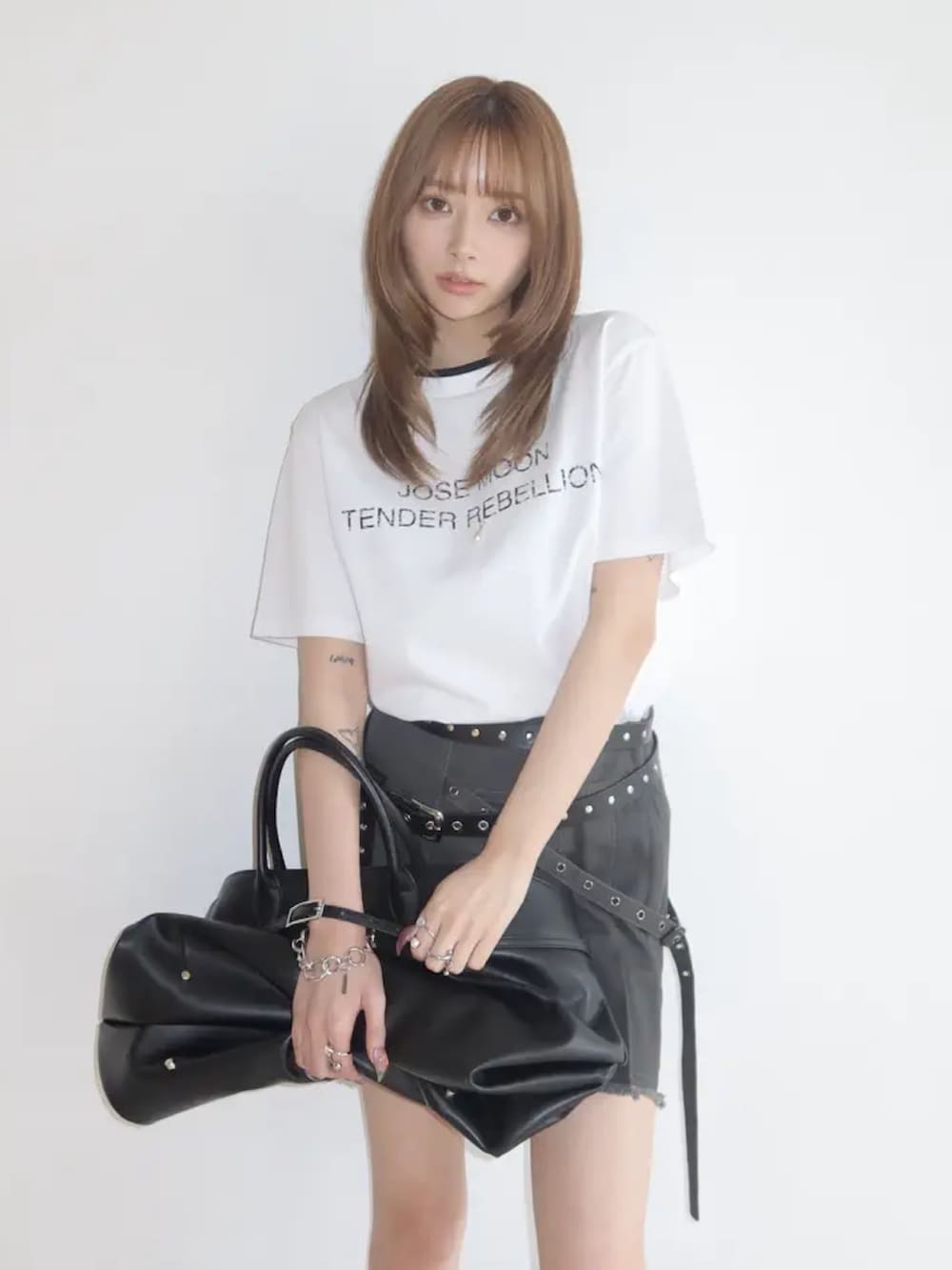 ホワイト系のTシャツ/カットソー、ブラック系のブーツを着用したレディースの夏コーディネートの2枚目の写真