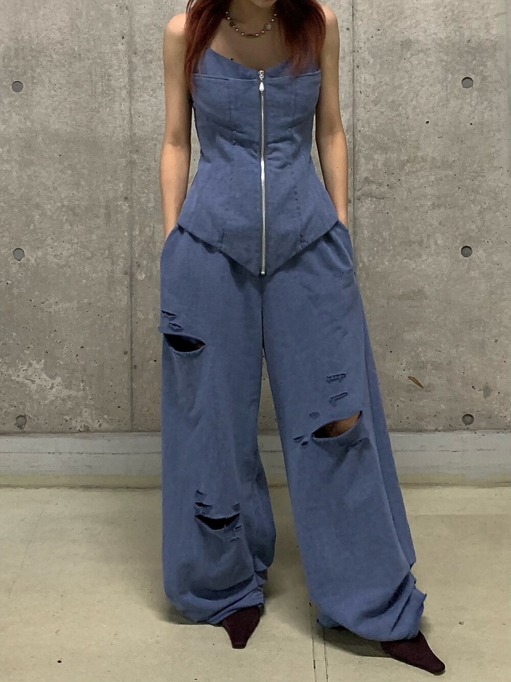 ブルー系のTシャツ/カットソー、ブラック系のパンプスを着用したレディースの秋コーディネートの4枚目の写真