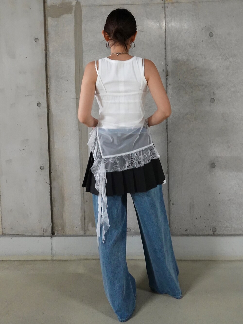 ブルー系のデニムジャケット、グレー系のスカート、ブルー系のデニムパンツを着用したレディースの春コーディネートの4枚目の写真