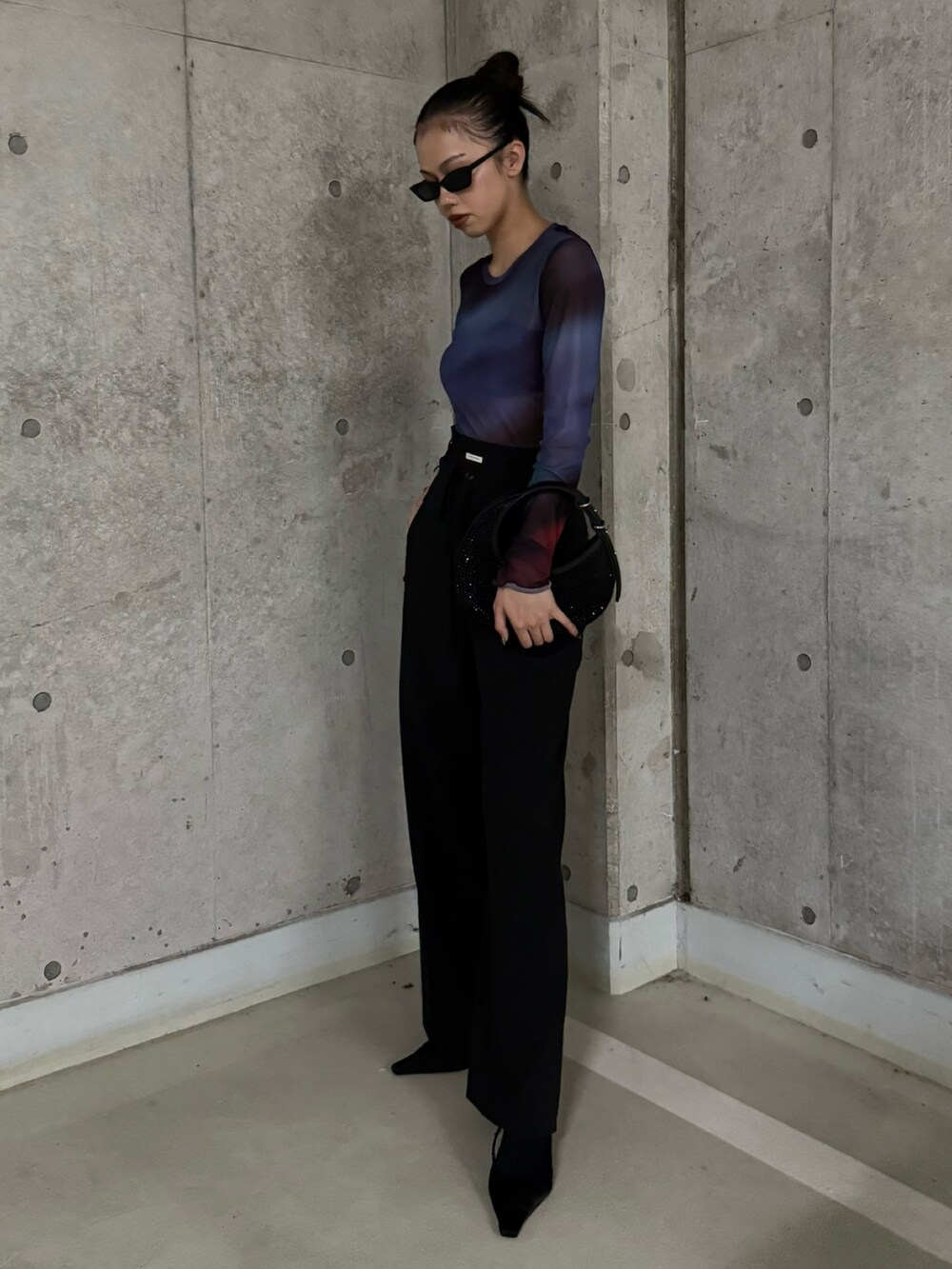 ブルー系のTシャツ/カットソー、ブラック系のパンプス、ブラック系のスラックスを着用したレディースの秋コーディネートの2枚目の写真