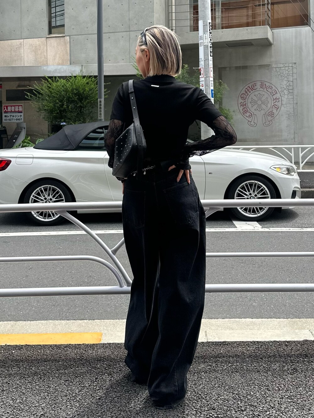 レッド系のパンプス、ブラック系のデニムパンツ、ブラック系のカーディガン/ボレロを着用したレディースの夏コーディネートの3枚目の写真