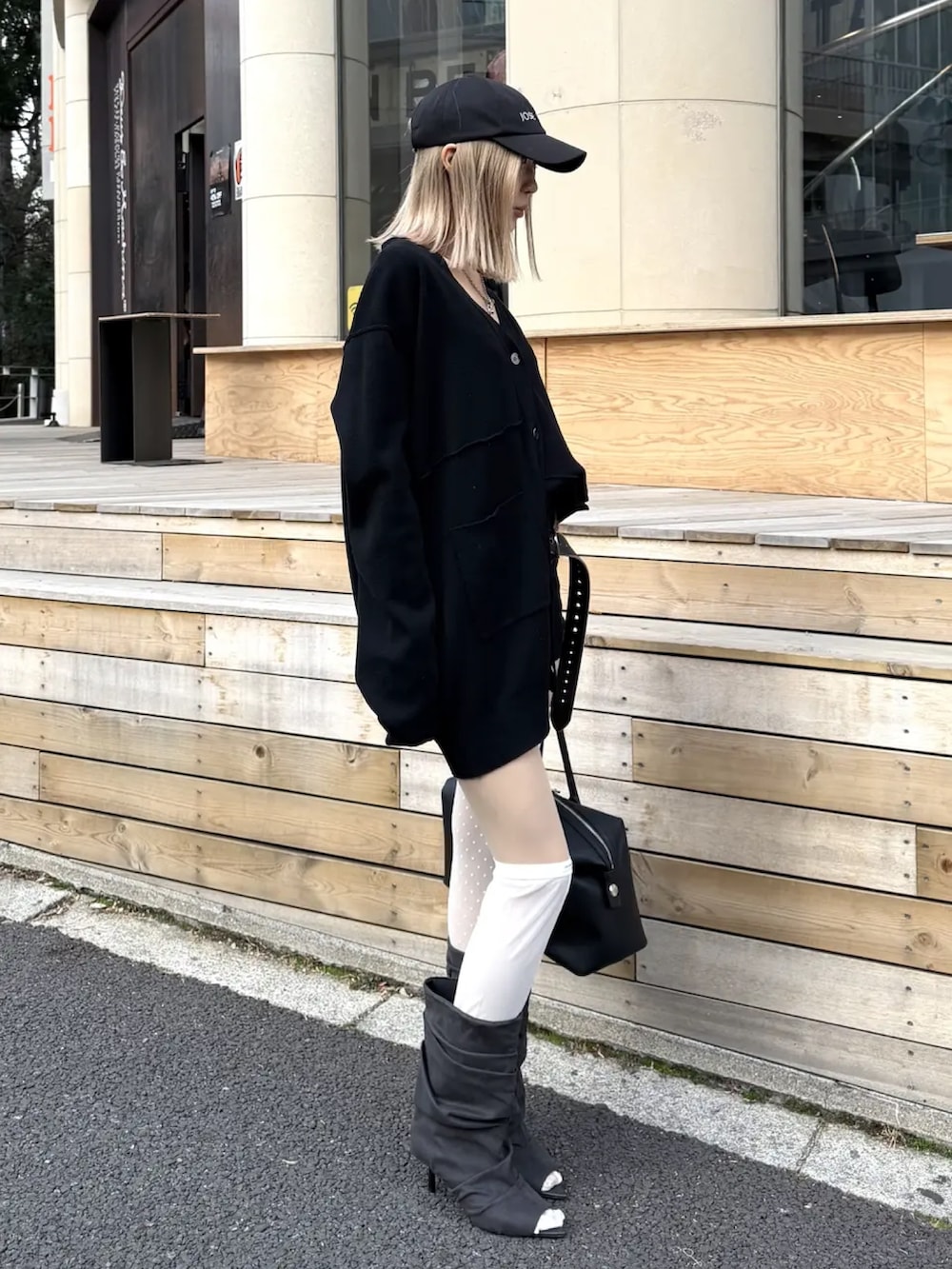 ブラック系のカーディガン/ボレロ、ブラック系のその他パンツ、ブラック系のキャップを着用したレディースの冬コーディネートの2枚目の写真