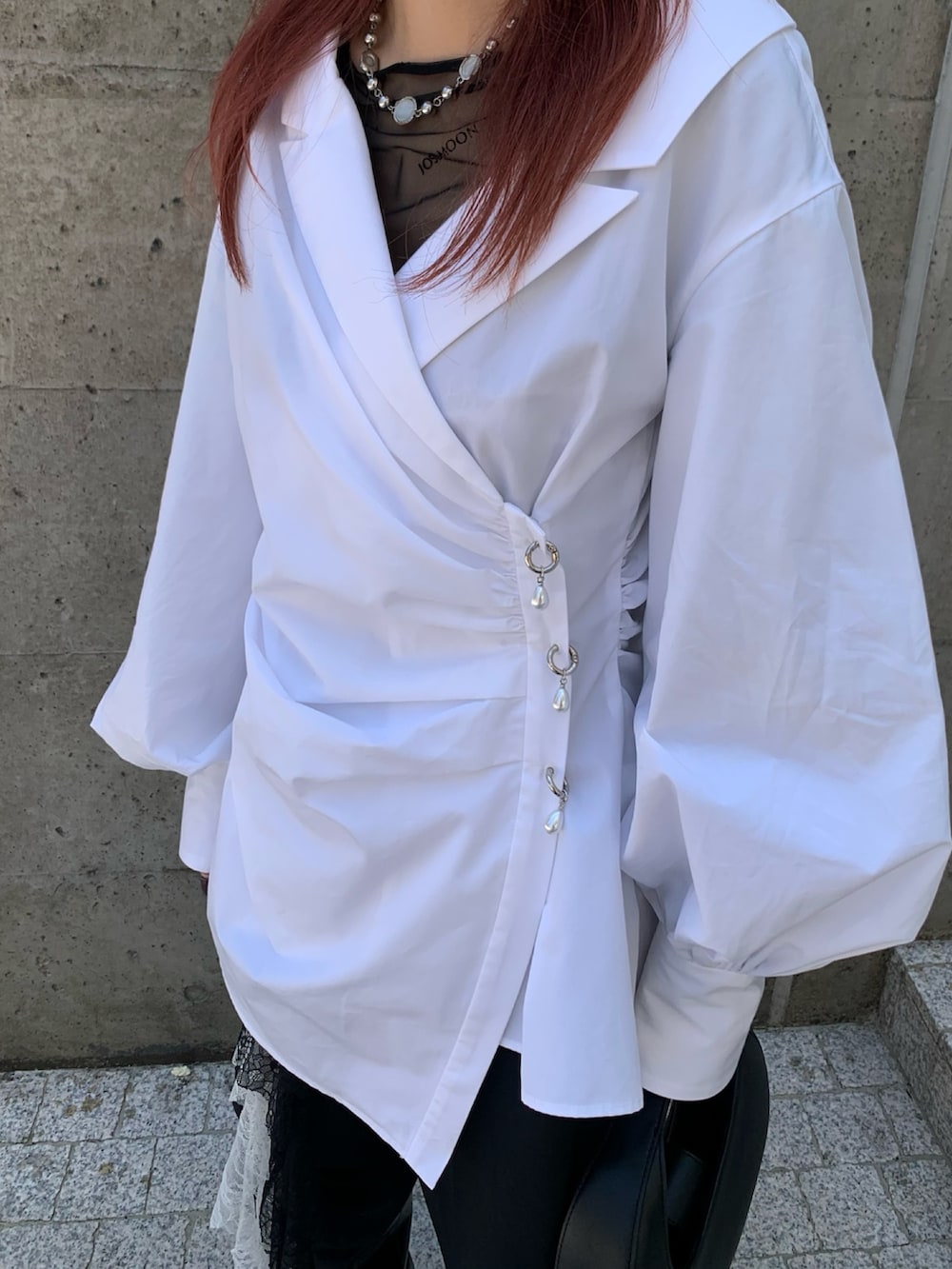 ブラック系のスラックス、ホワイト系のキャミソール、ブラック系のキャミソールを着用したレディースの秋コーディネートの5枚目の写真