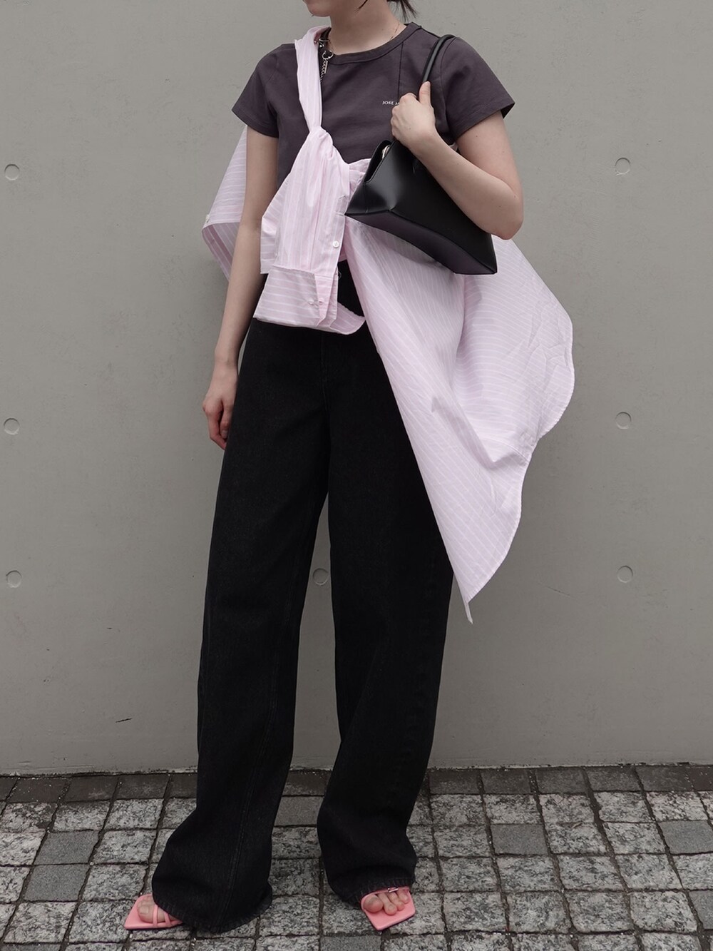 グレー系のTシャツ/カットソー、ピンク系のシャツ/ブラウスを着用したレディースの夏コーディネートの2枚目の写真