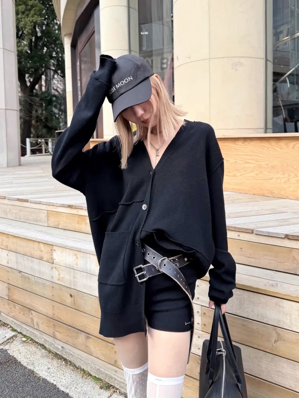 ブラック系のカーディガン/ボレロ、ブラック系のその他パンツ、ブラック系のキャップを着用したレディースの冬コーディネートの4枚目の写真