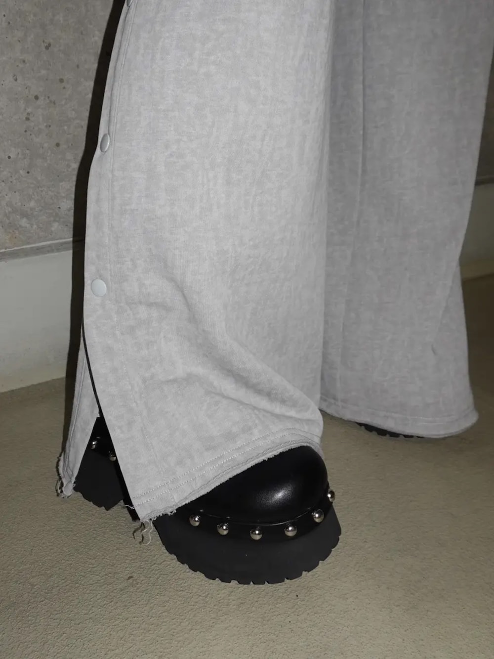 ブラック系のTシャツ/カットソー、グレー系のスウェットパンツ、ブラック系のサンダルを着用したレディースの春コーディネートの6枚目の写真