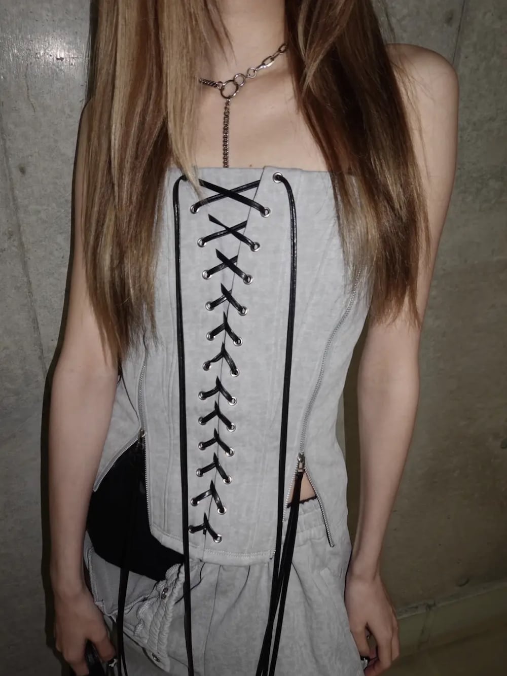 グレー系のその他トップス、グレー系のスウェットパンツ、ブラック系のブーツを着用したレディースの春コーディネートの4枚目の写真