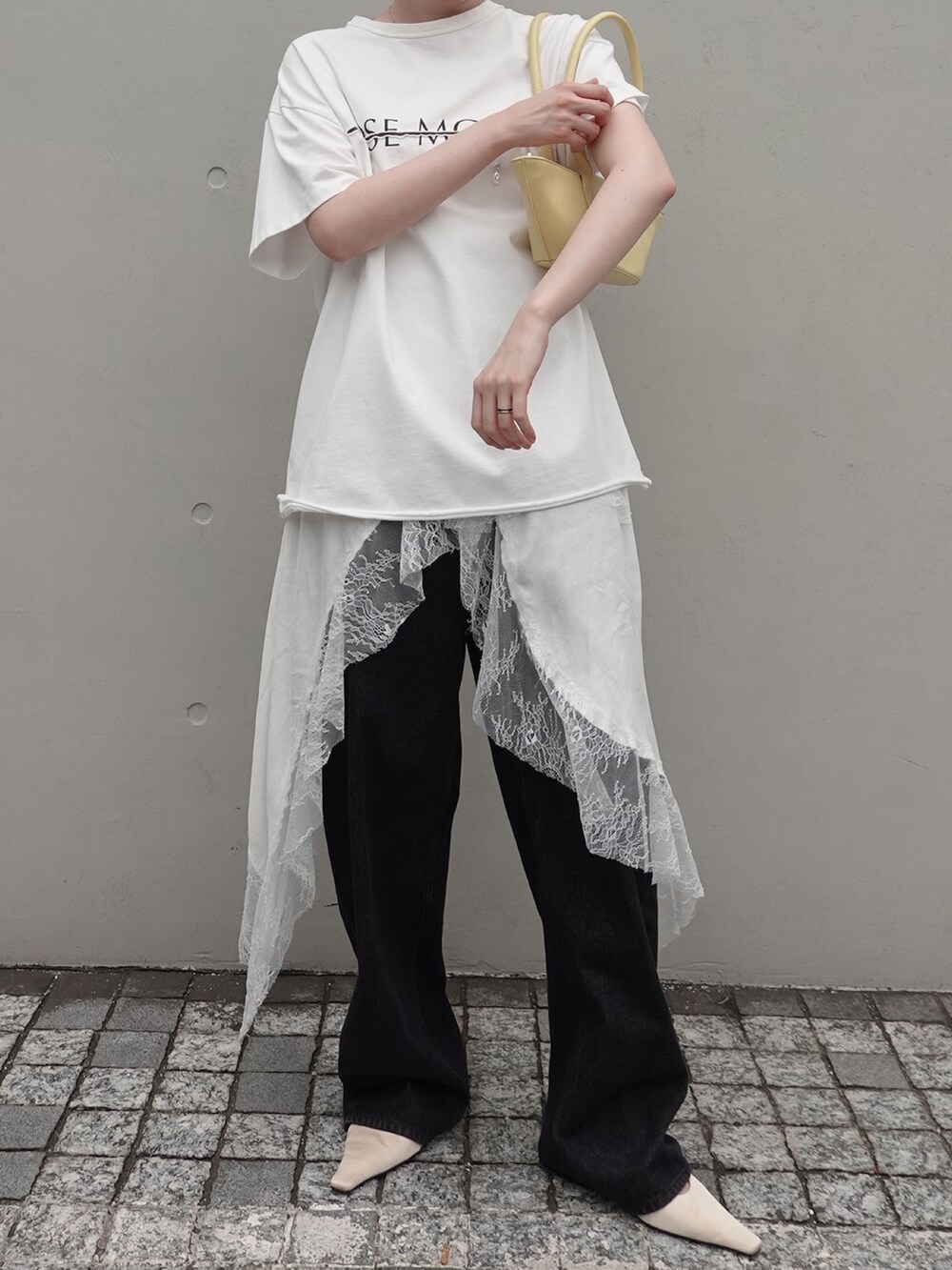 ホワイト系のTシャツ/カットソー、ホワイト系のワンピース、ブラック系のデニムパンツを着用したレディースの夏コーディネートの3枚目の写真