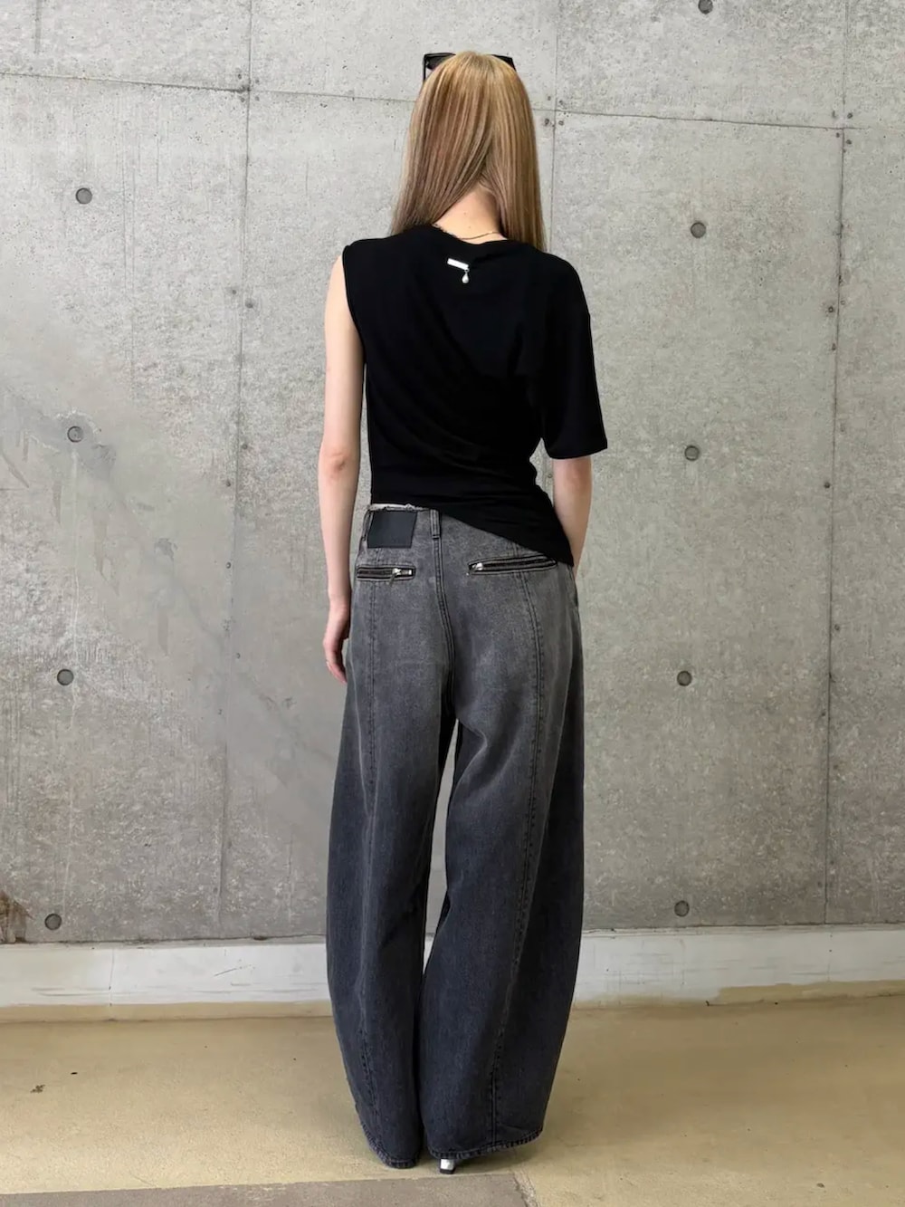 ブラック系のTシャツ/カットソー、ブラック系のデニムパンツを着用したレディースの夏コーディネートの3枚目の写真