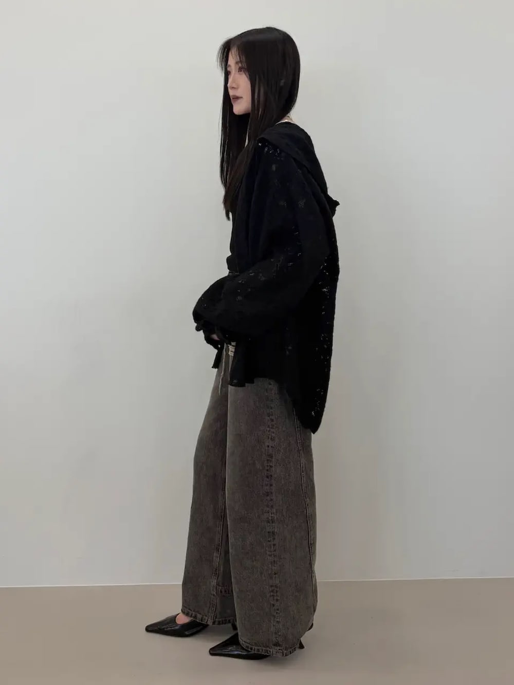ブラック系のシャツ/ブラウス、ブラック系のタンクトップ、グレー系のデニムパンツを着用したレディースの夏コーディネートの2枚目の写真
