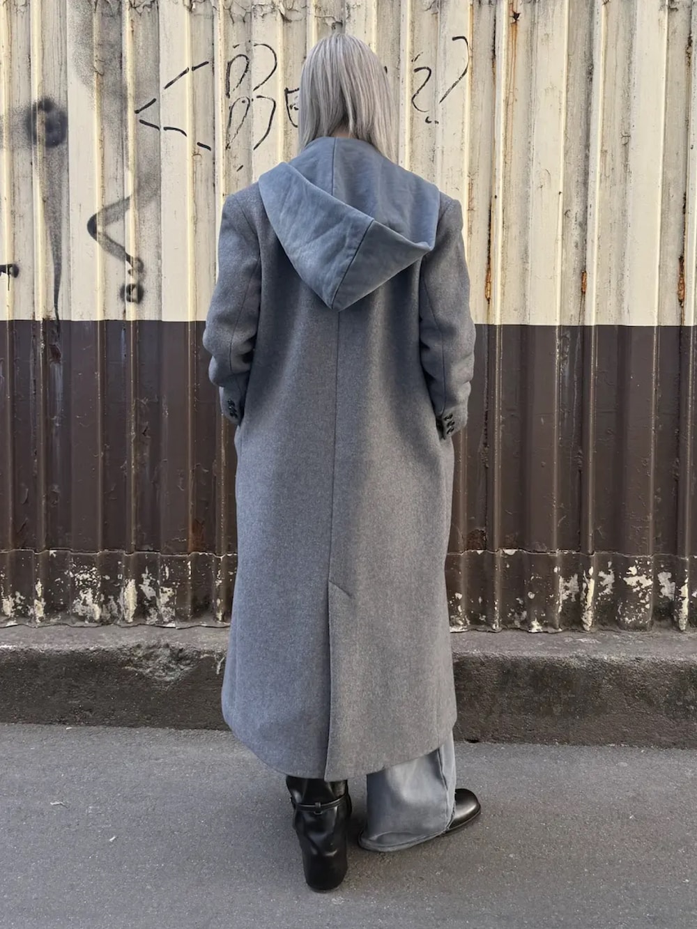 ブラック系のブーツ、グレー系のスウェットパンツ、グレー系のチェスターコートを着用したレディースの冬コーディネートの3枚目の写真