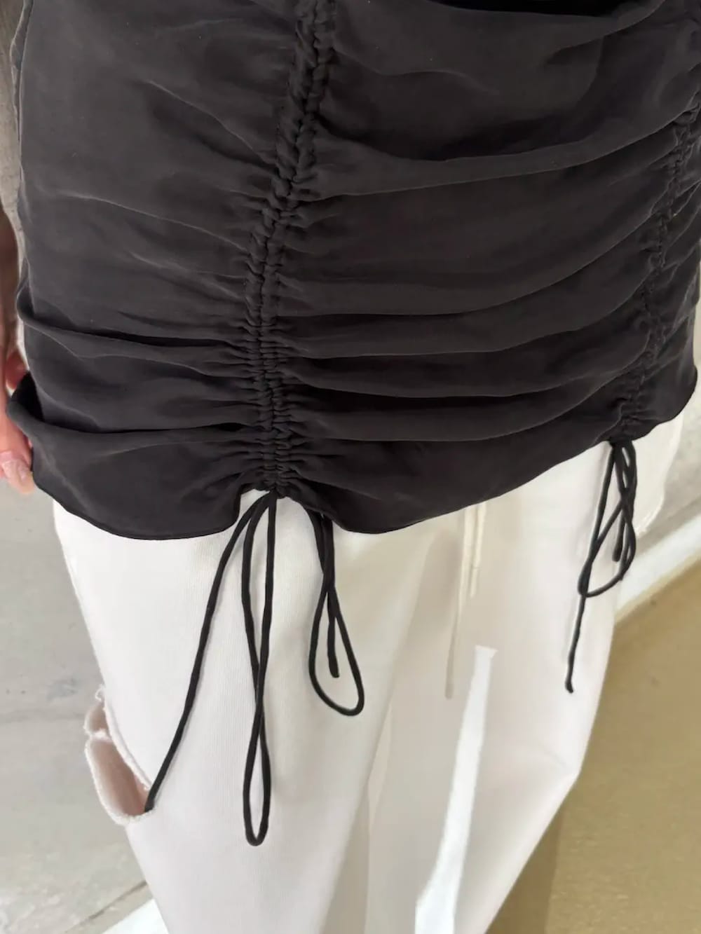 ブラック系のワンピース、ホワイト系のスウェットパンツ、ブラック系のサンダルを着用したレディースの夏コーディネートの4枚目の写真