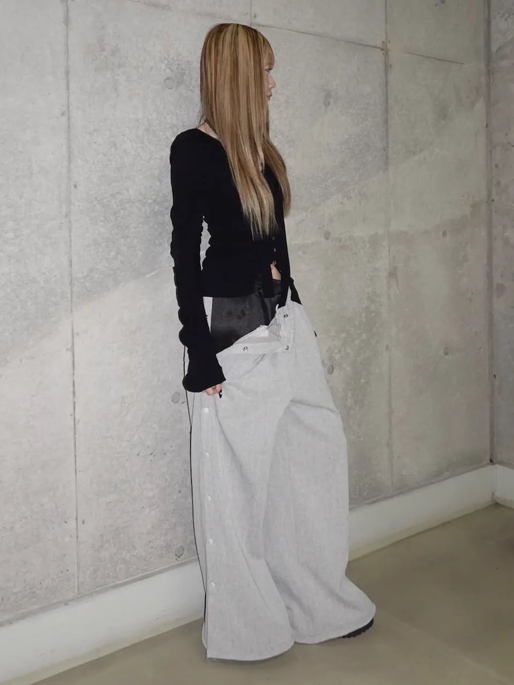 ブラック系のTシャツ/カットソー、グレー系のスウェットパンツ、ブラック系のサンダルを着用したレディースの春コーディネートの2枚目の写真