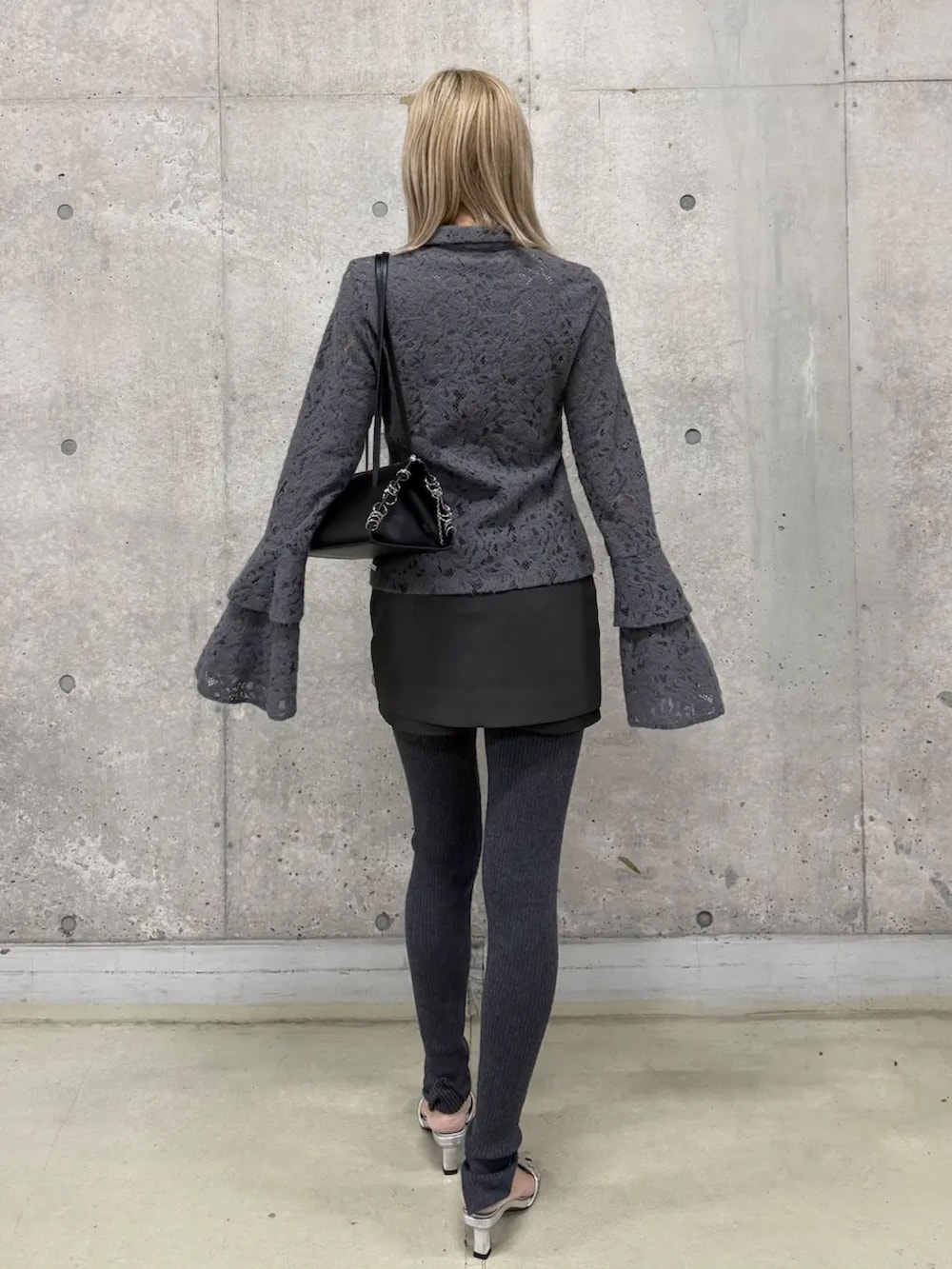 グレー系のシャツ/ブラウス、グレー系のスカート、グレー系のレギンス/スパッツを着用したレディースの冬コーディネートの2枚目の写真