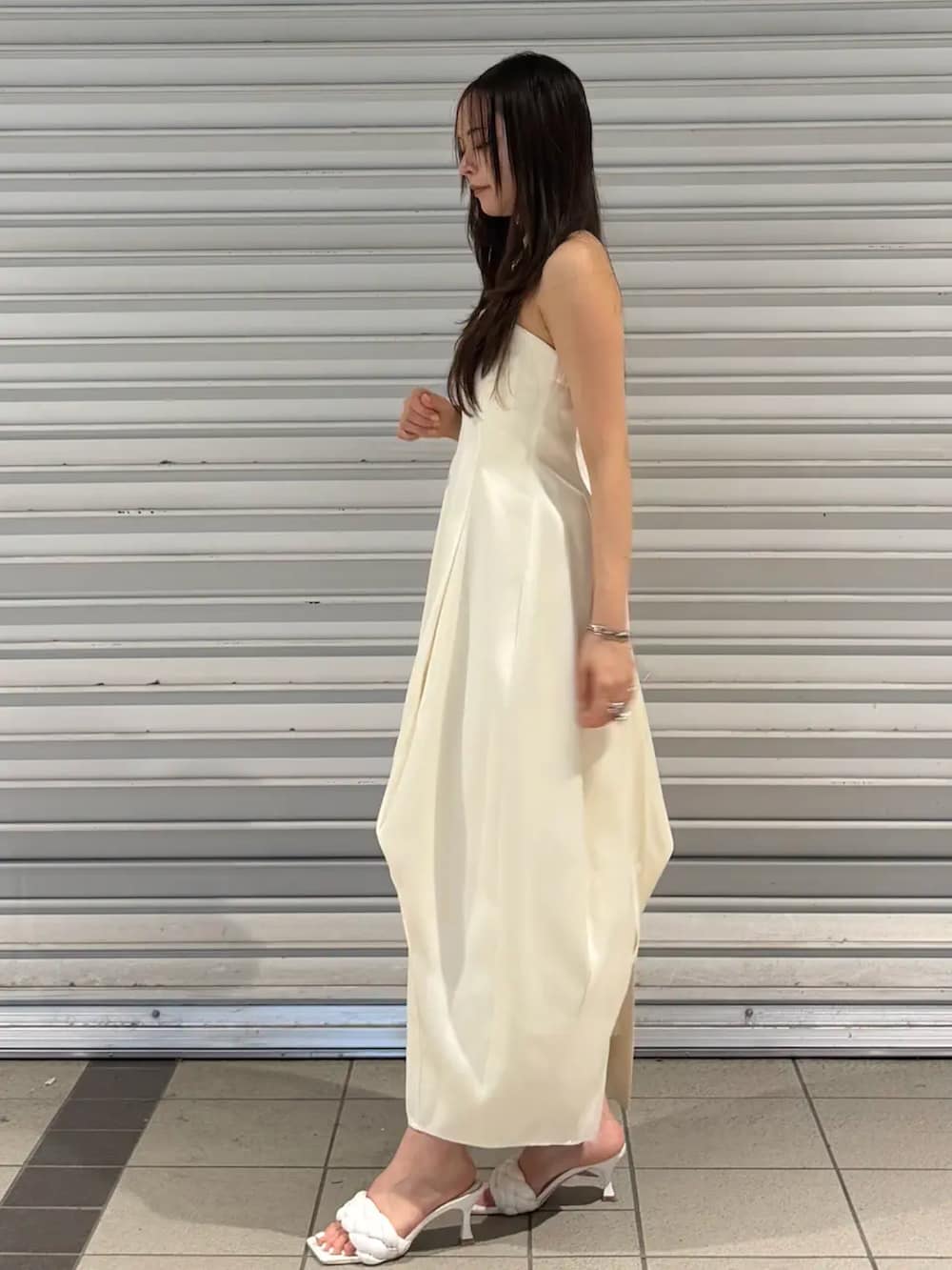 ホワイト系のワンピースを着用したレディースの夏コーディネートの2枚目の写真