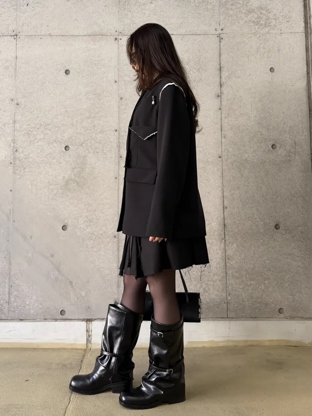 ブラック系のその他トップス、ブラック系のテーラードジャケット、ブラック系のブーツを着用したレディースの冬コーディネートの2枚目の写真