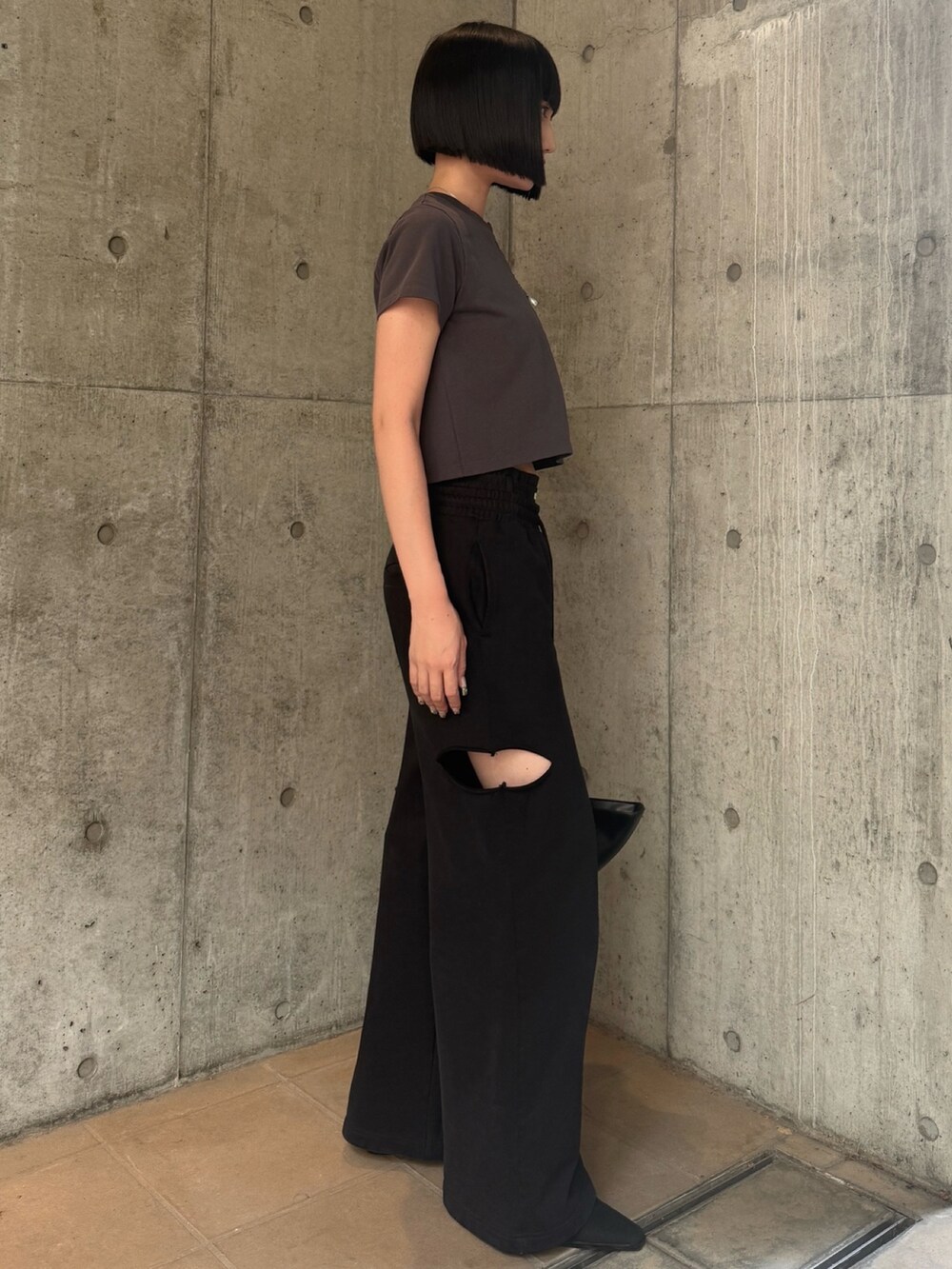 グレー系のTシャツ/カットソー、ブラック系のスウェットパンツを着用したレディースの秋コーディネートの2枚目の写真