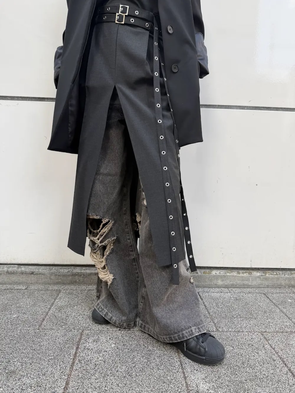 ブラック系のテーラードジャケット、ブラウン系のデニムパンツを着用したレディースの冬コーディネートの5枚目の写真