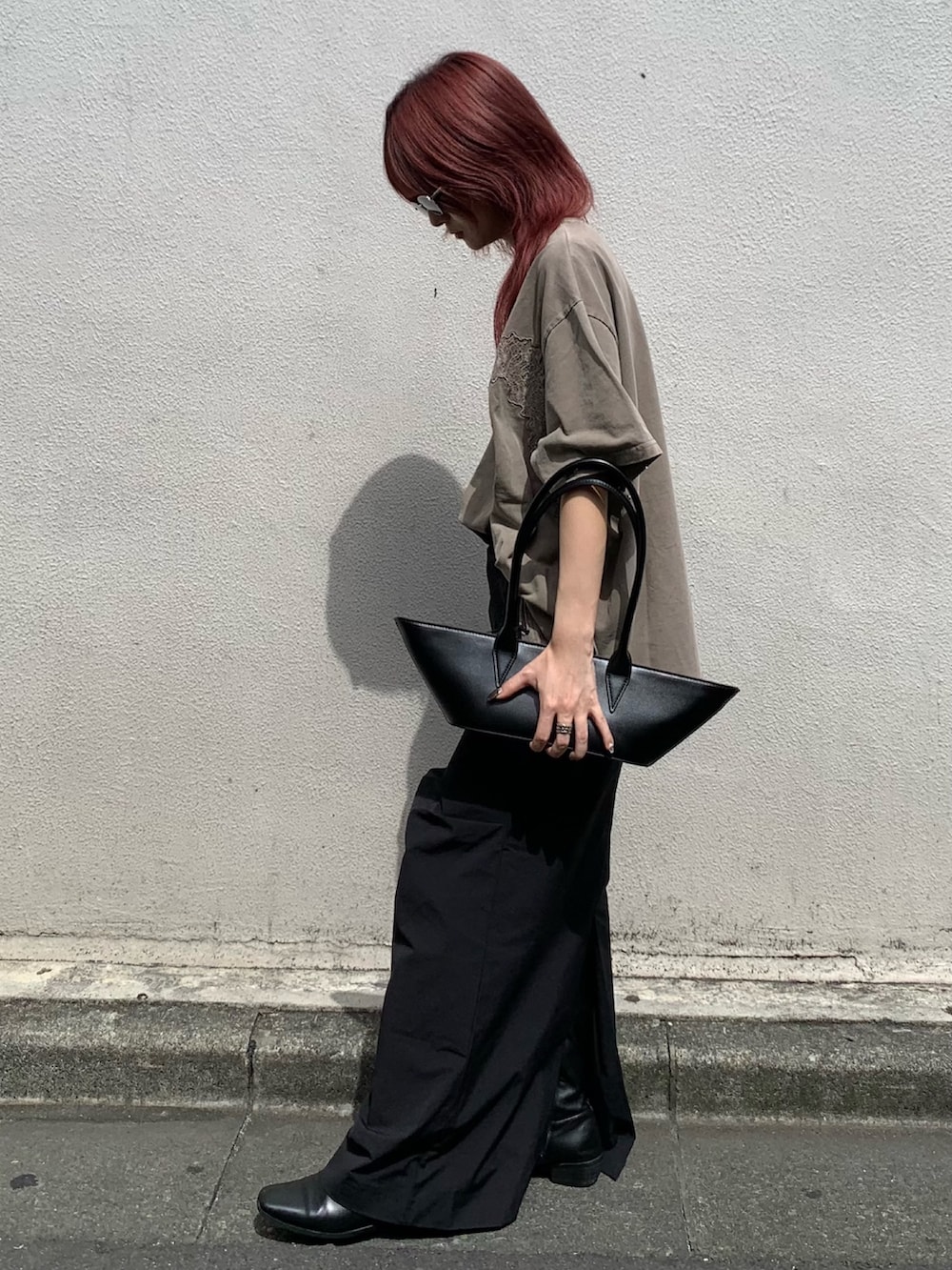 ベージュ系のTシャツ/カットソー、ブラック系のスカートを着用したレディースの夏コーディネートの3枚目の写真