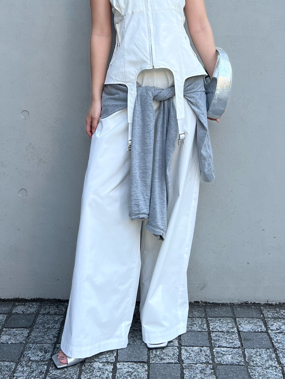 「JOSE MOONの2WAY CARGO DESIGN JUMP SUITS/ツーウェイカーゴデザインジャンプスーツ（サロペット/オーバーオール、ホワイト系）」を使った、JOSE MOONさん（骨格ウェーブ・レディース・158cm）の夏コーディネートの3枚目の写真