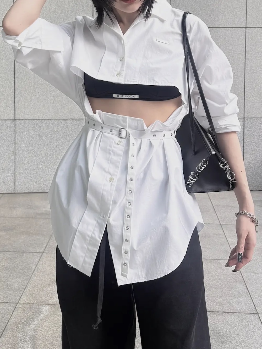 ブラック系のその他トップス、ホワイト系のシャツ/ブラウス、グレー系のスウェットパンツを着用したレディースの冬コーディネートの3枚目の写真