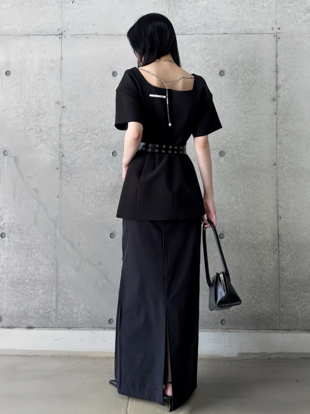 ブラック系のスカート、ブラック系のワンピースを着用したレディースの夏コーディネートの3枚目の写真