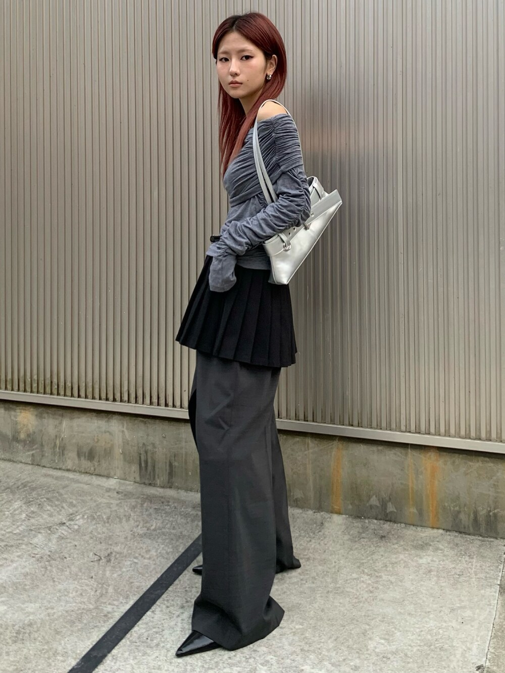 グレー系のTシャツ/カットソー、ブラック系のスカート、グレー系のその他パンツを着用したレディースの秋コーディネートの2枚目の写真