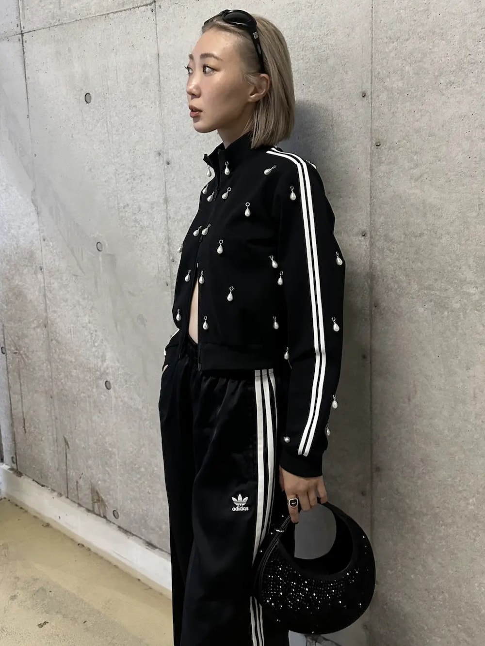 ブラック系のジャージを着用したレディースの冬コーディネートの3枚目の写真