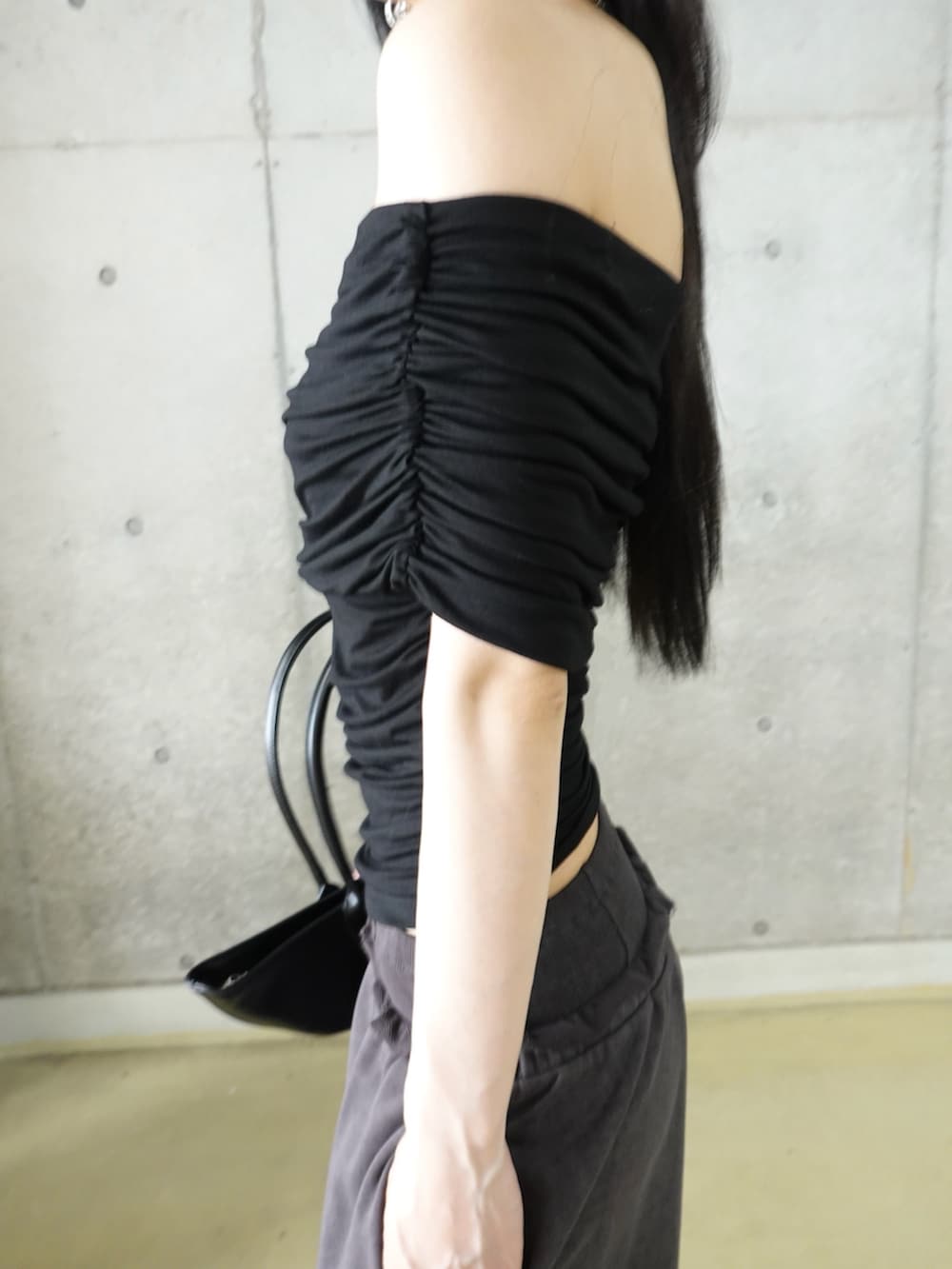 ブラック系のTシャツ/カットソー、ブラック系のハンドバッグ、グレー系のスウェットパンツを着用したレディースの夏コーディネートの4枚目の写真