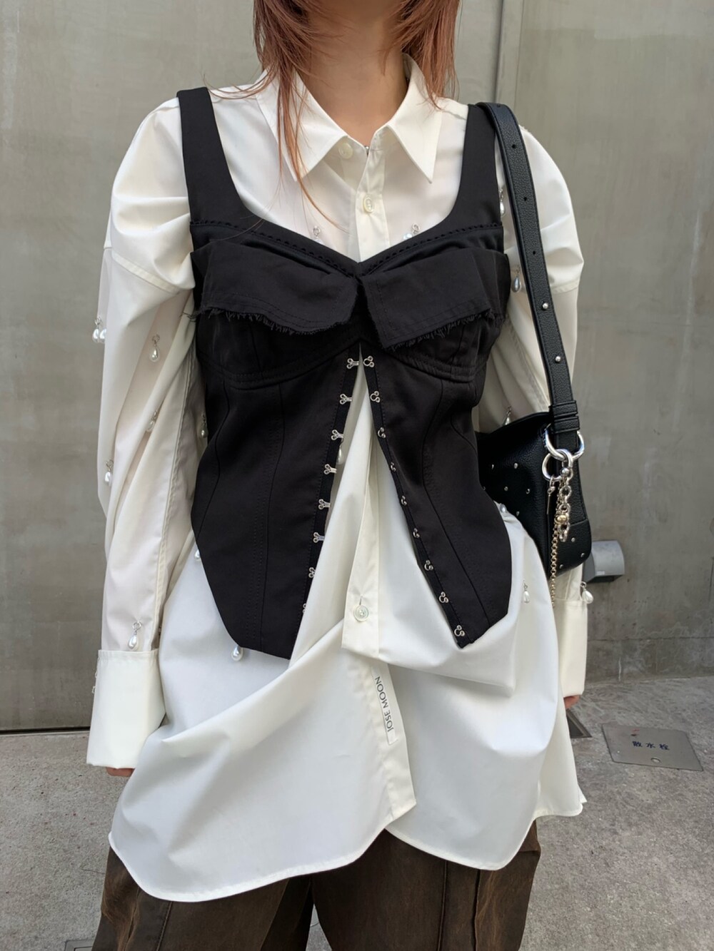 ブラック系のその他トップス、ホワイト系のシャツ/ブラウス、ブラック系のカーゴパンツを着用したレディースの秋コーディネートの5枚目の写真