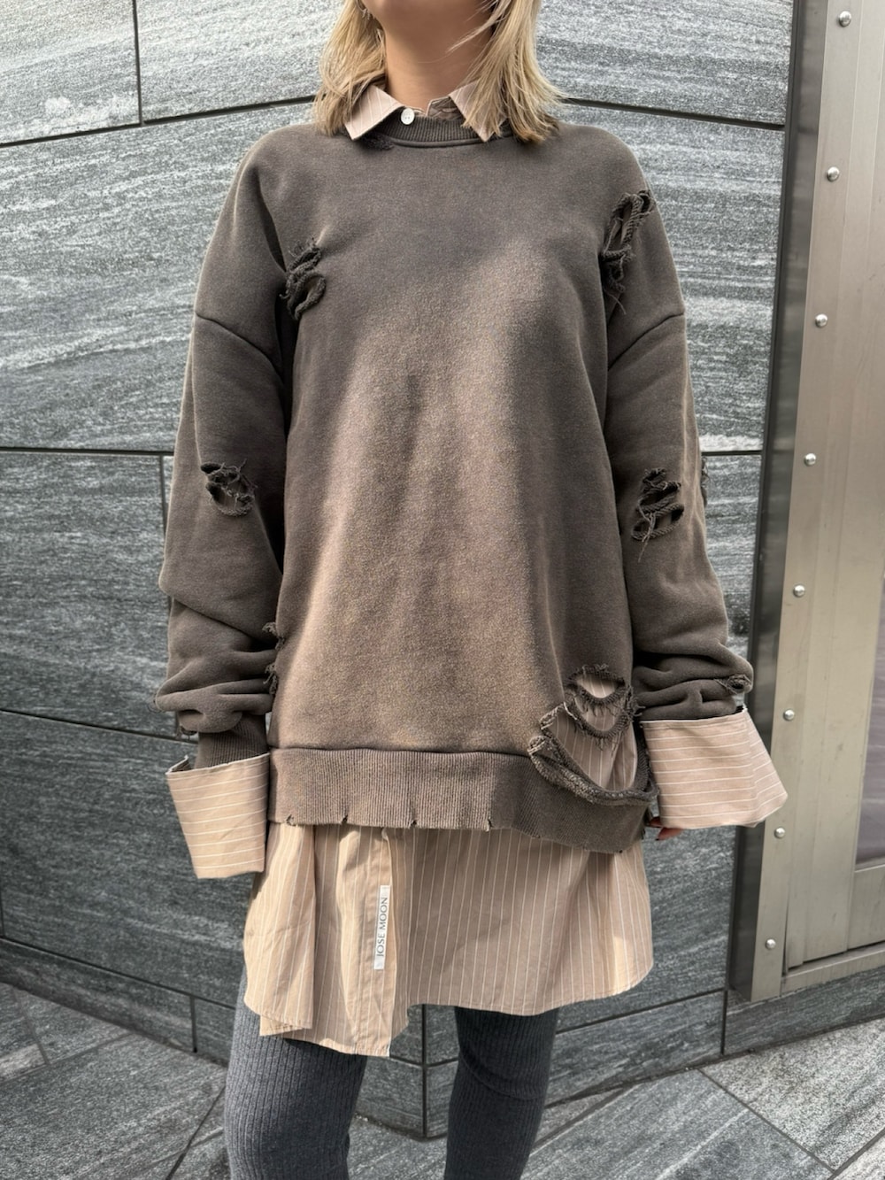 ブラウン系のスウェット、ベージュ系のシャツ/ブラウス、グレー系のレギンス/スパッツを着用したレディースの冬コーディネートの4枚目の写真