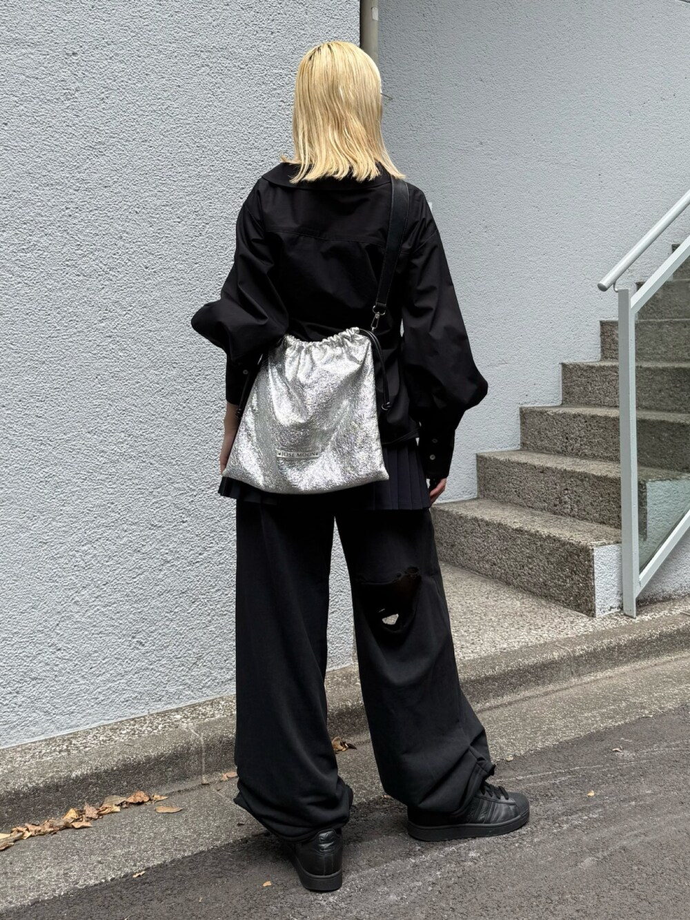 ブラック系のシャツ/ブラウス、ブラック系のスカートを着用したレディースの秋コーディネートの3枚目の写真