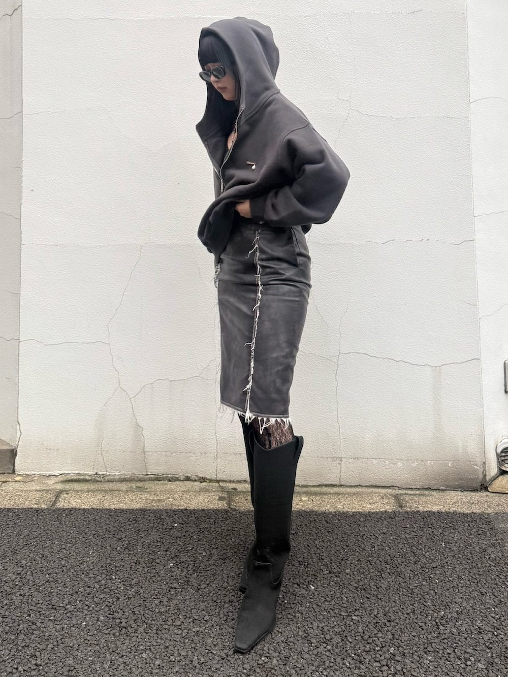 ブラック系のブーツ、グリーン系のスカートを着用したレディースの冬コーディネートの3枚目の写真