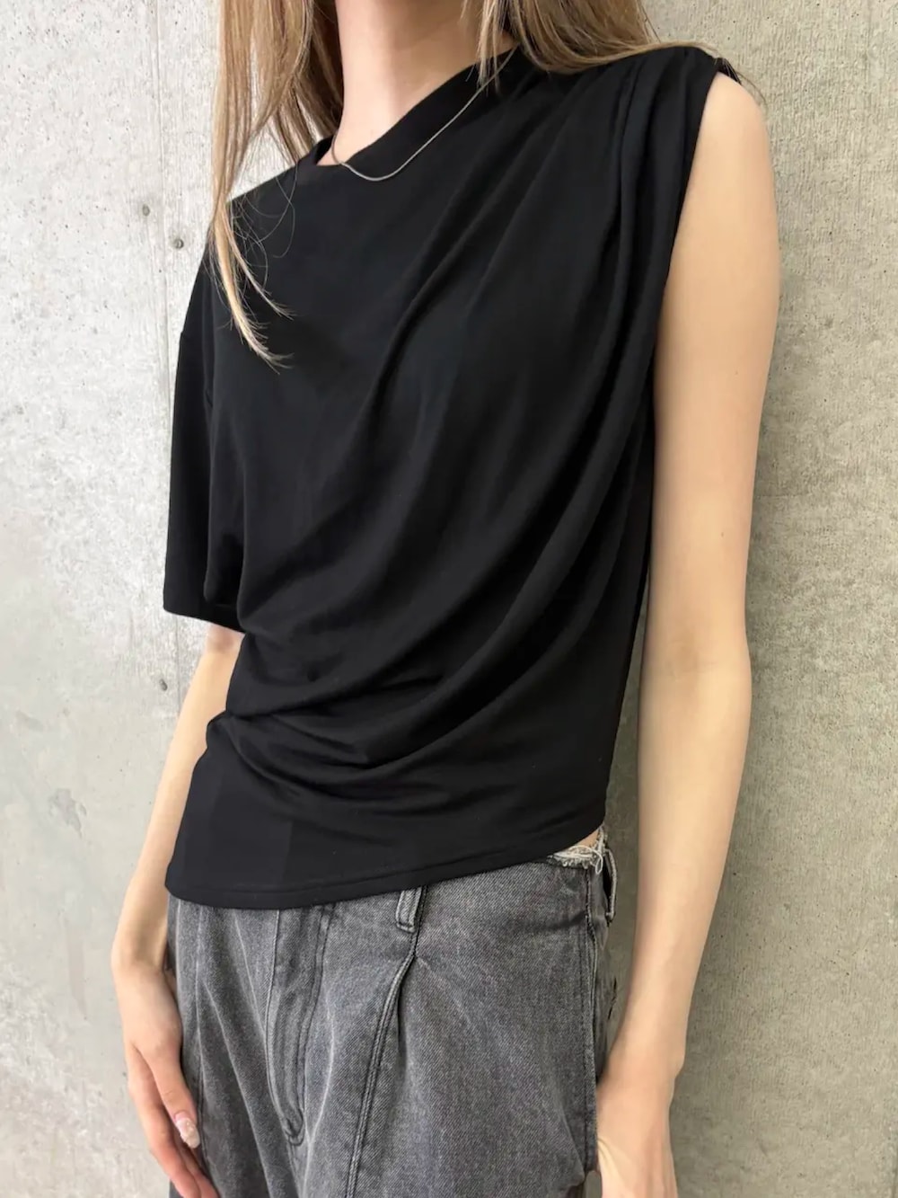 ブラック系のTシャツ/カットソー、ブラック系のデニムパンツを着用したレディースの夏コーディネートの4枚目の写真