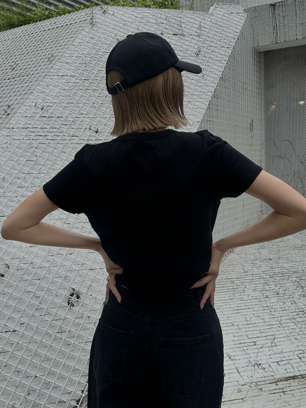 ブラック系のTシャツ/カットソー、ブラック系のデニムパンツ、ブラック系のキャップを着用したレディースの夏コーディネートの4枚目の写真